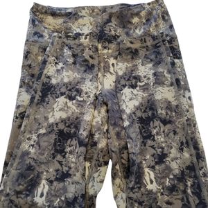UnderArmour Camo Leggings🏋‍♀️Size Medium *Flawless EUC* Very soft! "23  inseam